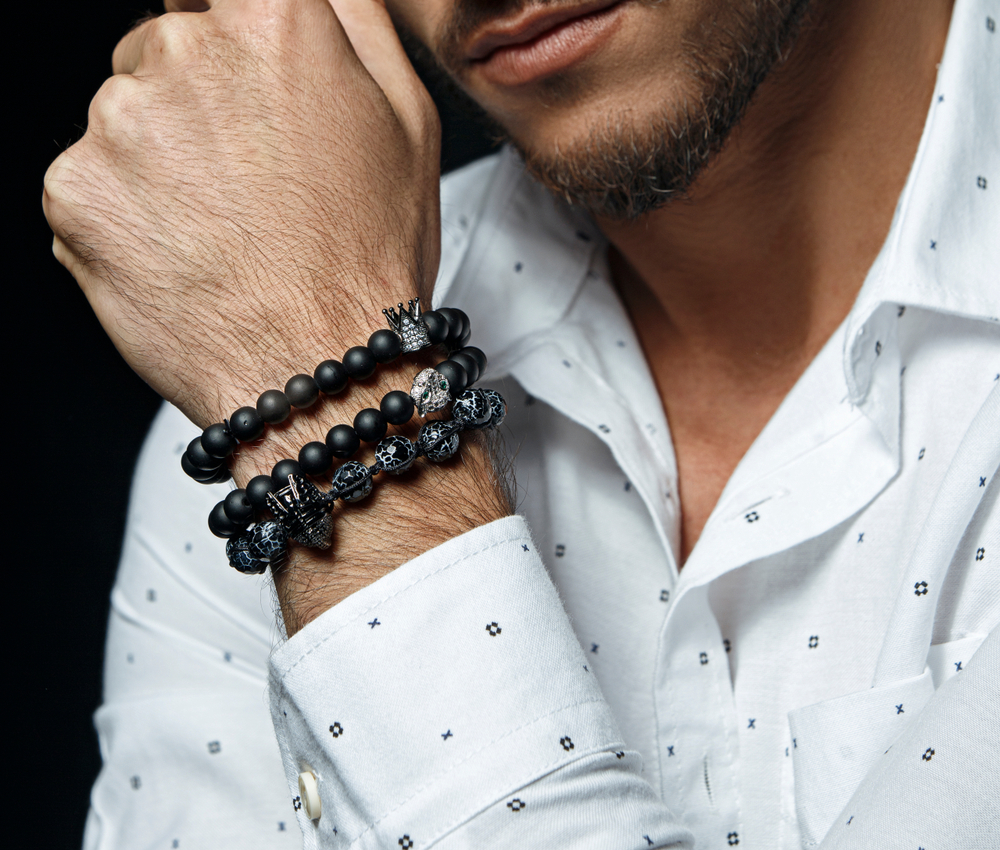 Bracelet en perles au poignet d'un homme